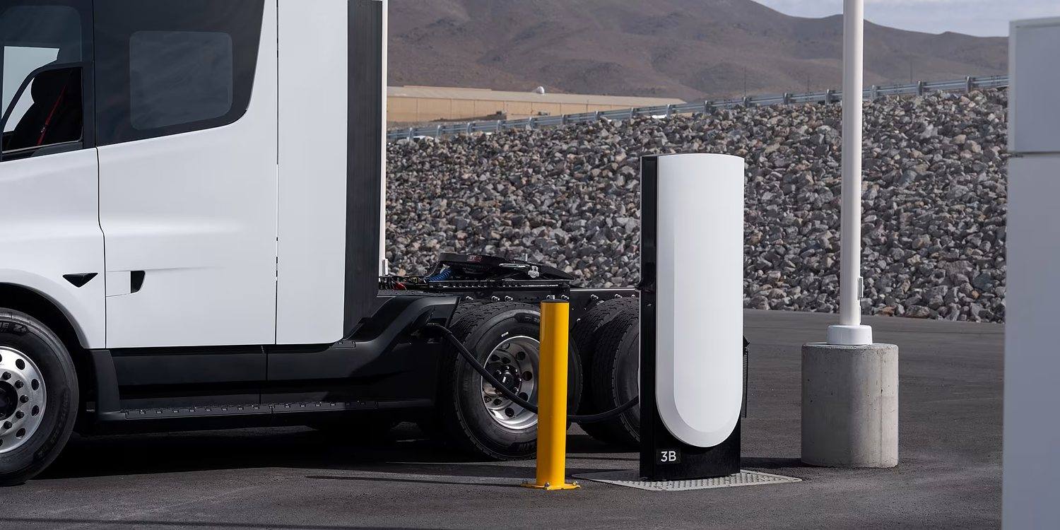 Tesla Semi connected to a Megacharger